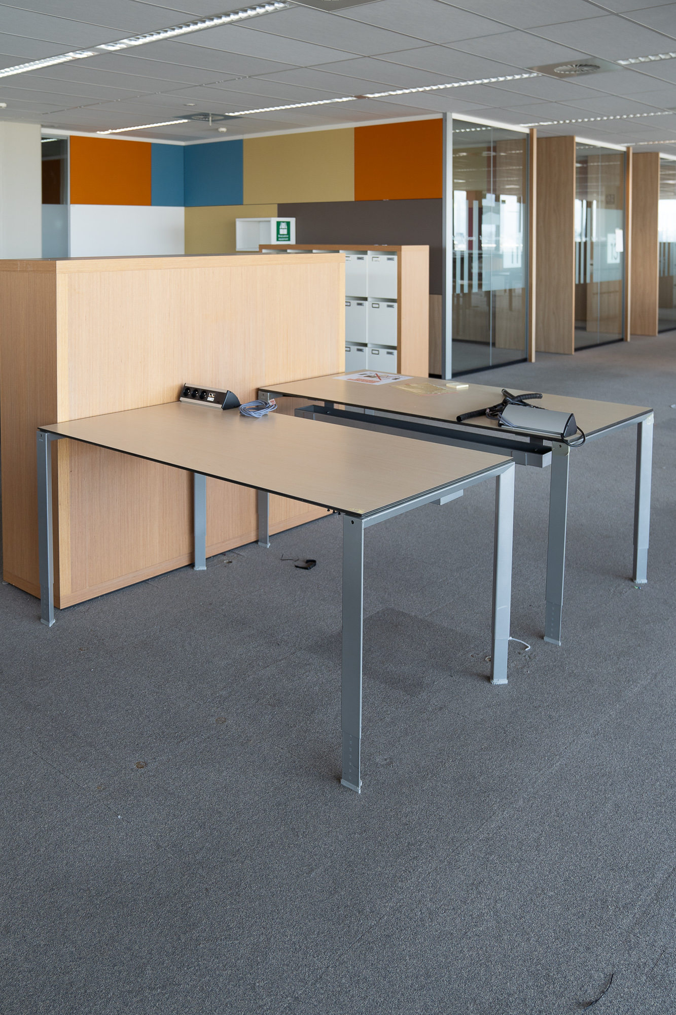 Ahrend 160cm grijs in hoogte verstelbaar bureau met handgreep product image 1