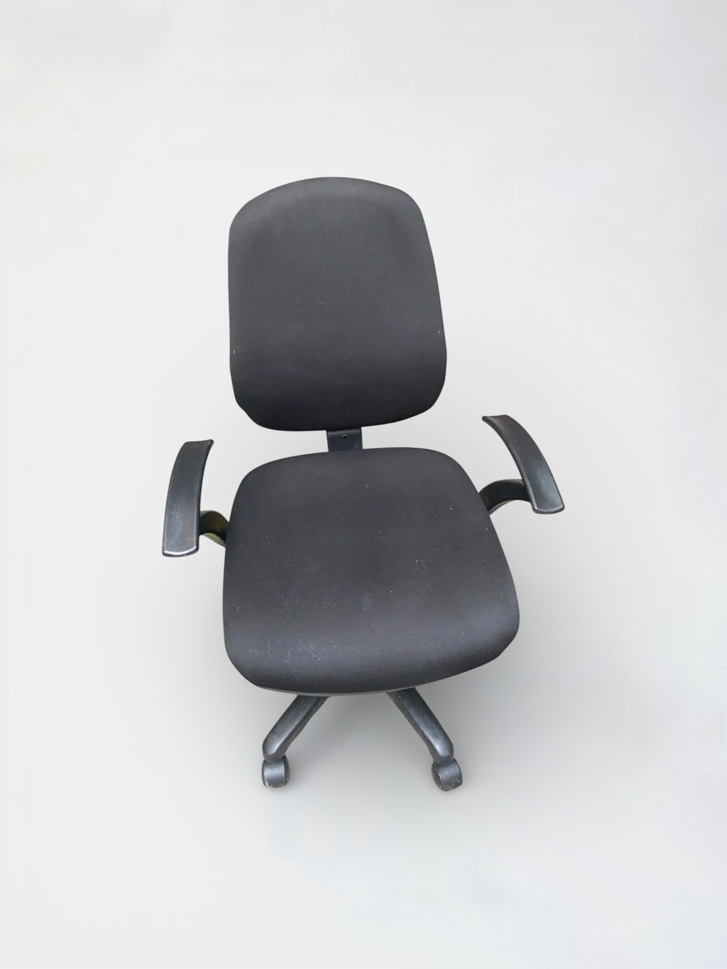 Chaise de bureau noire sur roulettes, réglable en hauteur et en dossier product image 1