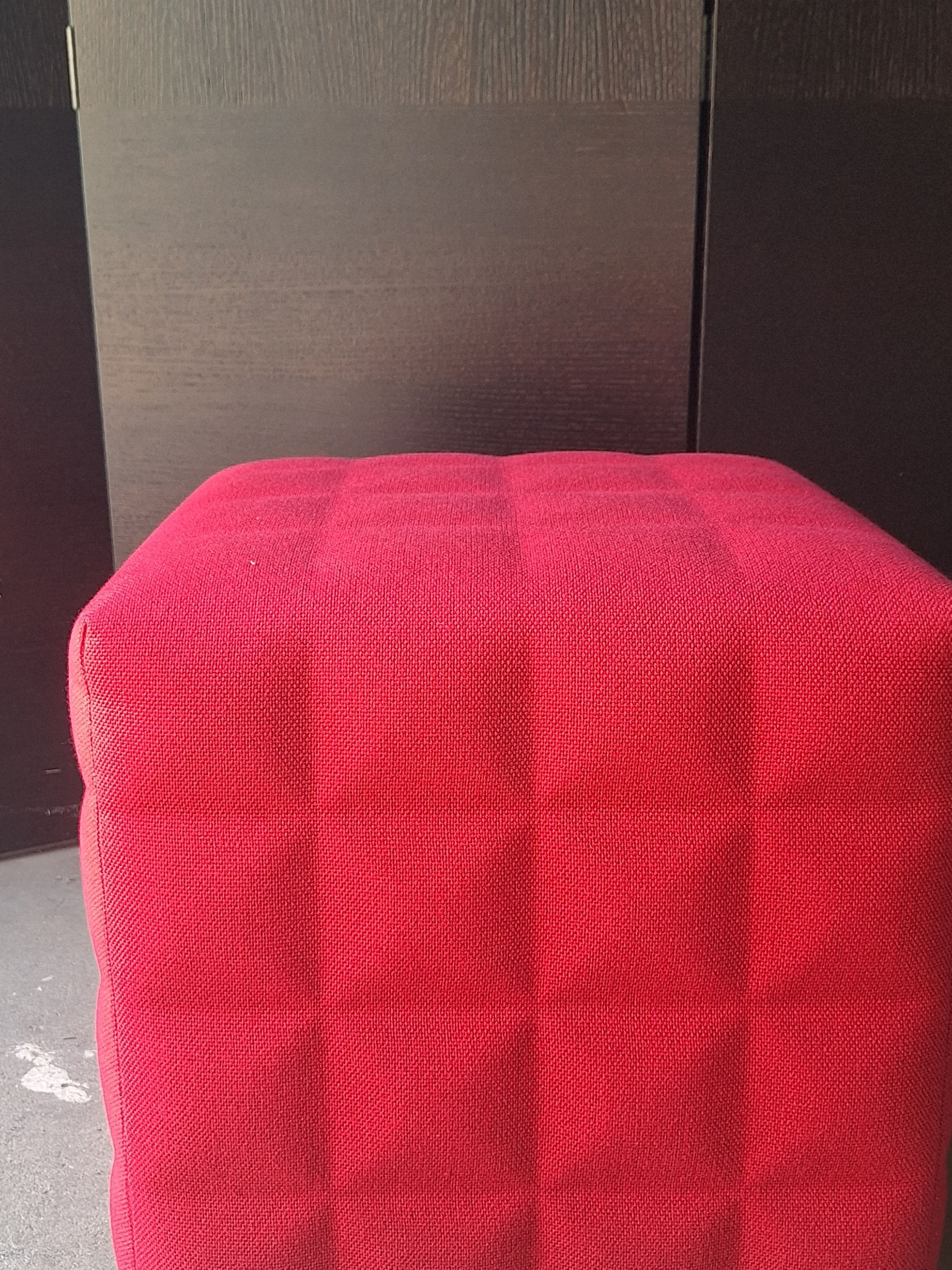 Pouf BuzziSpace en tissu rouge acoustique product image 1