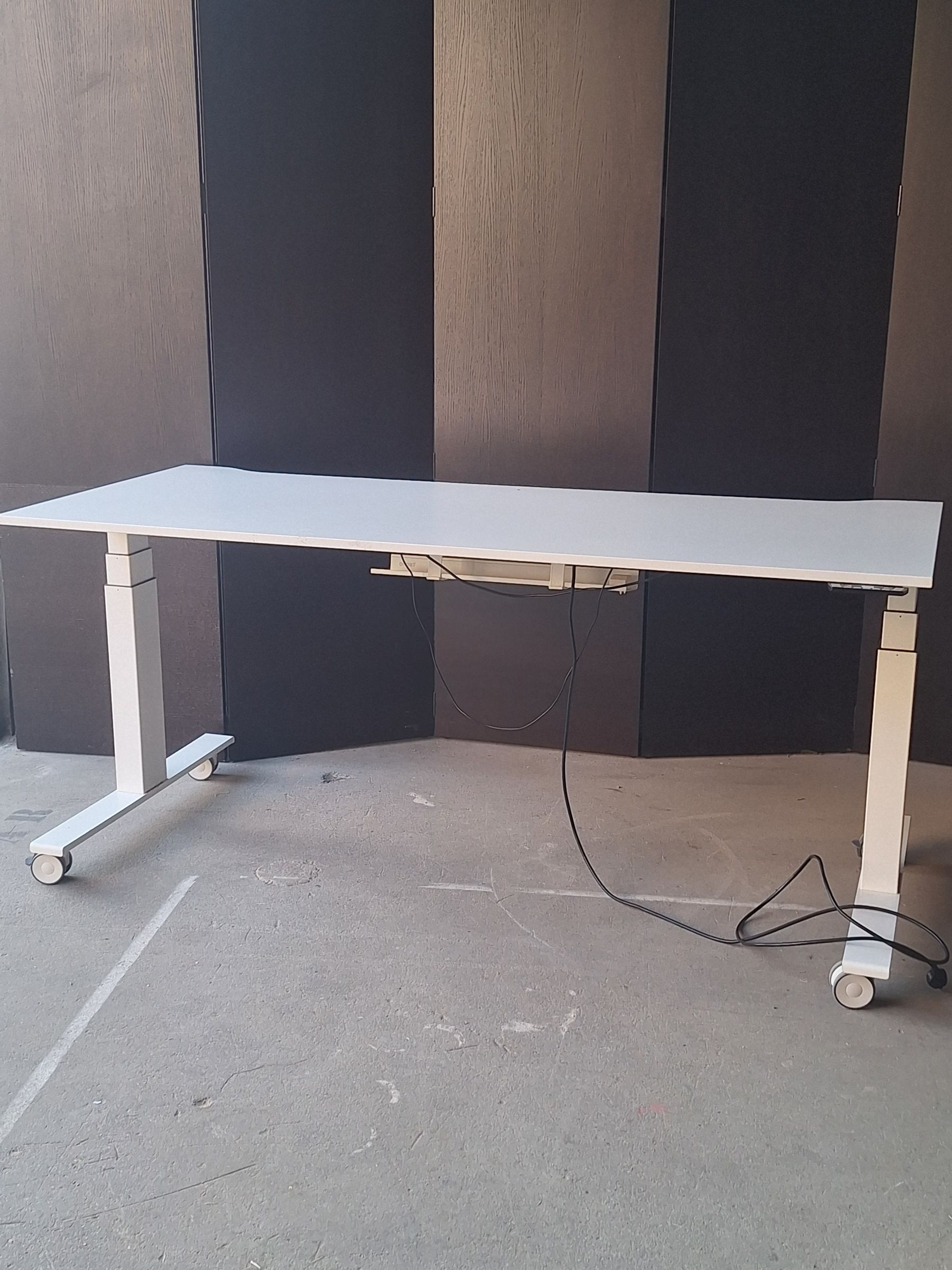 Bureau électrique assis-debout Techo 180 cm, blanc, sur roulettes product image 1